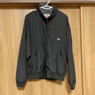 블랙 지퍼 스탠드 카라 점퍼