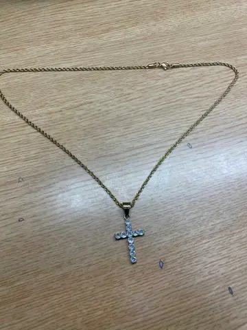 골드 컬러 스톤 장식 크로스 목걸이