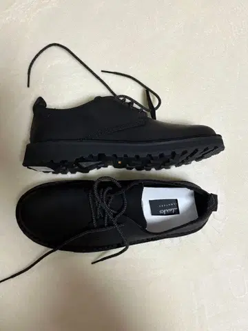 Clarks 블랙 가죽 신발