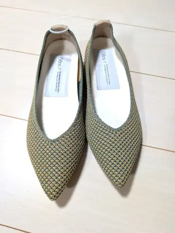 오펜 그린 계열 스틸레토 플랫슈즈