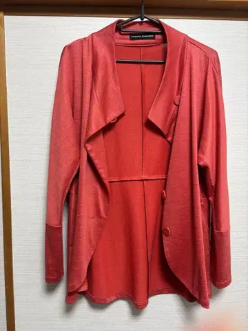 히로코 코시노 붉은빛 도는 오렌지색 긴팔 가디건