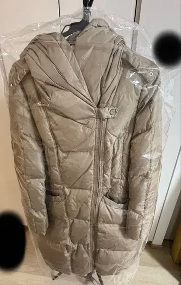 베이지 후드 부착 다운 자켓