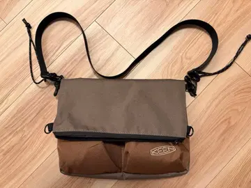 KEEN 블랙 숄더백