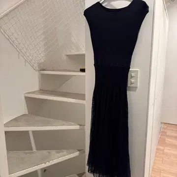 네이비 슬리브리스 니트 원피스 내추럴 뷰티