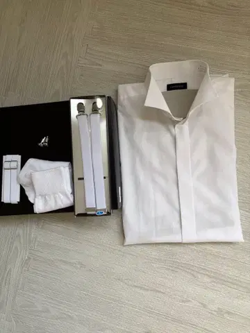 화이트 셔츠와 서스펜더 세트