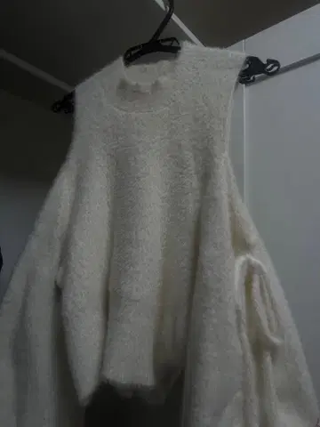 abc une face 화이트 니트 어깨 트임