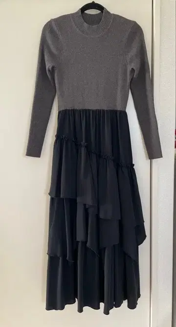 라토카레 이소재 절개 티어드 원피스 니트 모노톤