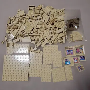 크림색 LEGO 블록 세트
