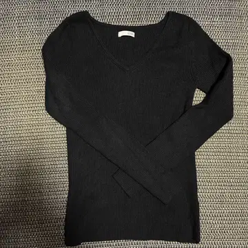 GYDA 블랙 V넥 긴팔 상의