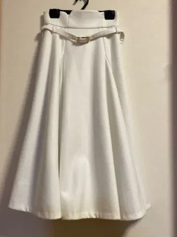 화이트 플레어 롱 스커트 벨트 포함