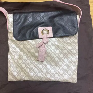 로고 화이트와 블랙 숄더백