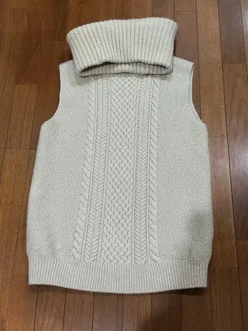 아이보리 케이블 짜임 니트 베스트
