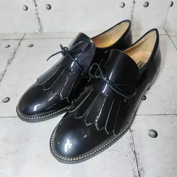 새상품급 INTER-CHAUSSURES 에나멜 태슬 로퍼 35 블랙