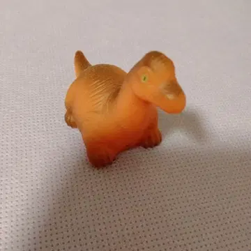 오렌지색 공룡 피규어