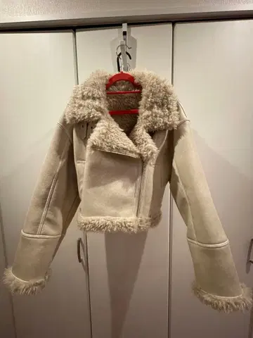 MURUA 아이보리 숏 기장 무스탕 코트 F 사이즈