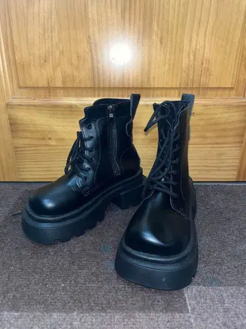 블랙 통굽 부츠 지퍼 포함