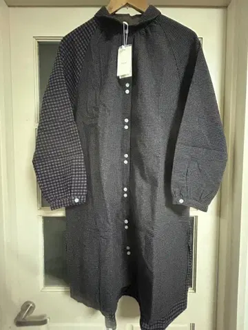 네이비와 라이트 브라운 체크 무늬 셔츠 원피스