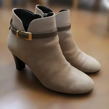 [ 컨디션 최상 ] BARCLAY 베이지 스웨이드 버클 숏부츠 23.5