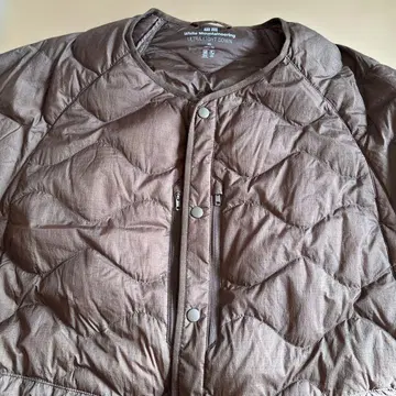 유니클로 화이트 마운티니어링 퀼팅 울트라 라이트 다운 4XL