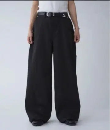 Adoon plain 폴리에스테르 와이드 커브 디자인 슬랙스