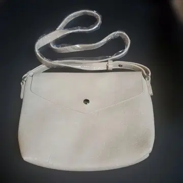 화이트 합성 피혁 숄더백