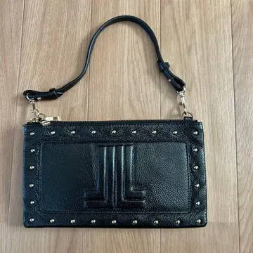 스터드 장식 블랙 가죽 숄더백