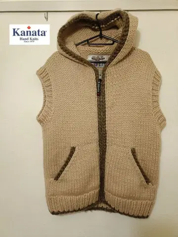 카나타 후드 부착 베스트 베이지 코위찬 니트 캐나다제 울 100%