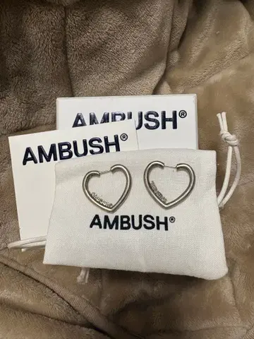 [ 연말 한정 가격 ] AMBUSH 하트 후프 귀걸이