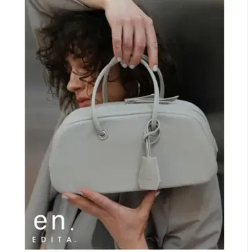 Edita 하프문 보스턴 백 en 라이트 그레이