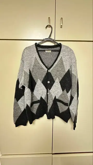다이아몬드 패턴 V넥 가디건 M 사이즈