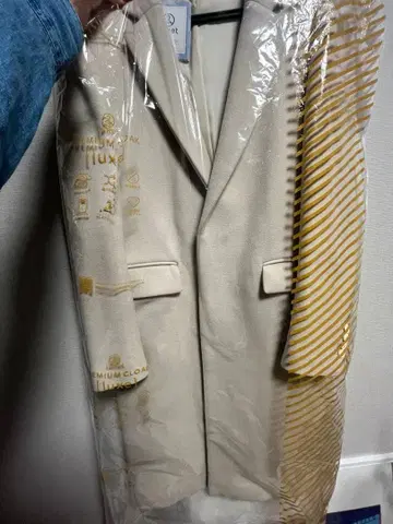 투모로우랜드 아이보리 체스터 코트