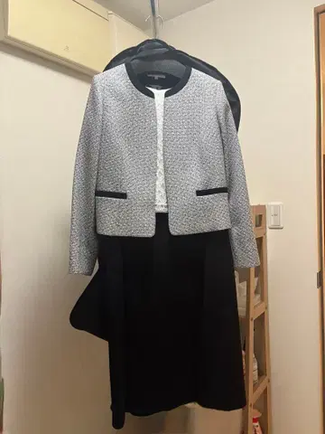 포멀 원피스 수트 화이트와 블랙의 콤비