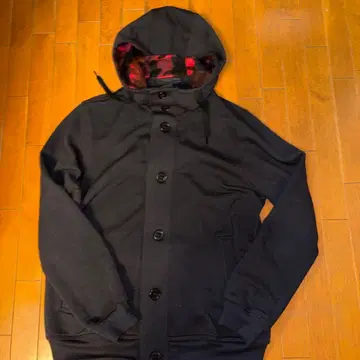 소프넷의 블랙 후드 부착 후드티