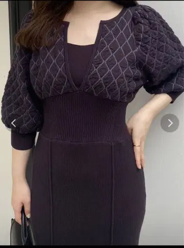 다크 퍼플 니트 원피스 퀼팅 디자인