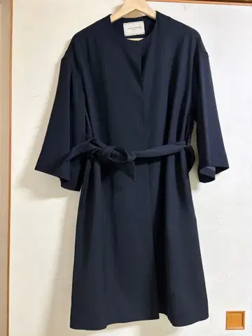 블랙 벨트가 달린 롱 코트