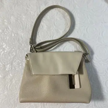 이아파피요네 [ 발수/경량 ] 수지 참 플랩 숄더백