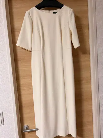 UNTITLED 아이보리 반팔 무릎 기장 원피스