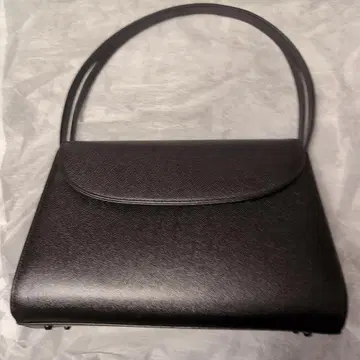 심플한 블랙 포멀 백