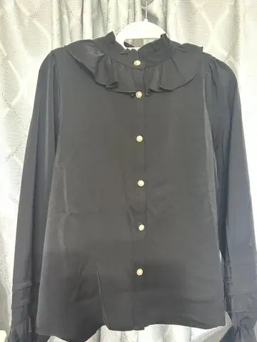 프릴 달린 블랙 버튼 셔츠 M 사이즈