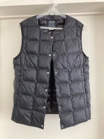 TAION 타이온 다운 베스트 베이직 크루넥 블랙