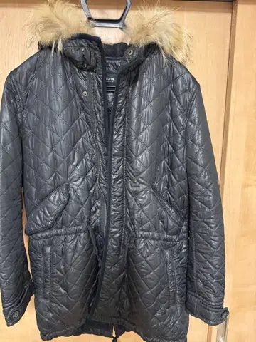 [ 새상품급 ] 컴시즘 퀼팅 코트 블랙 충전솜 모즈 코트 퍼 포함 M