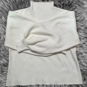 화이트 터틀넥 니트 오프숄더