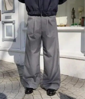 Regen Glanz 그레이 턱 슬랙스