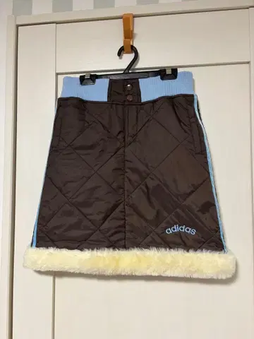 아디다스 퀼트 퍼 장식 디자인 스커트