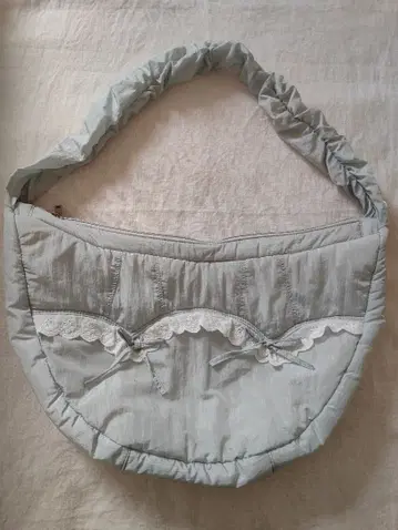 메리제니 새틴 리본 숄더백 하프문 블루 그린