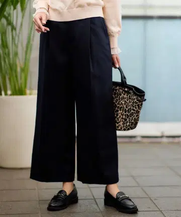 리플렉트 허리둘레 깔끔 와이드 크롭 팬츠 네이비 색상