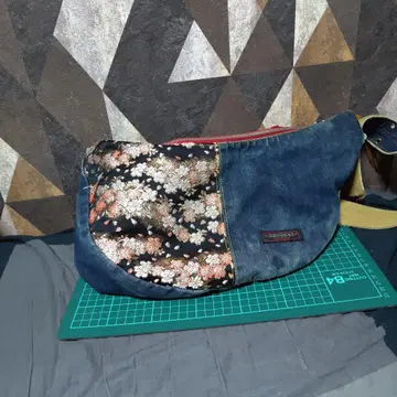 데님과 꽃무늬 메신저 백