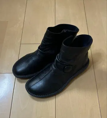 JS Heartlavel 버튼 디자인 숏부츠 (블랙)