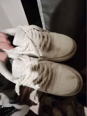 화이트 가죽풍 스니커즈 로프 슈레이스 포함