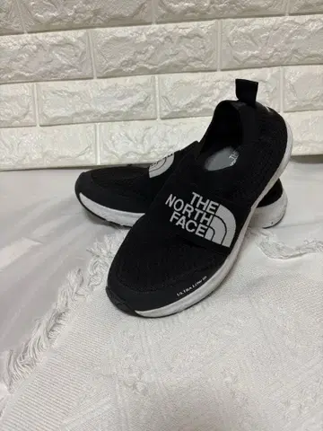 새상품급 THE NORTH FACE 블랙 스니커즈 25cm 가격 인하 중